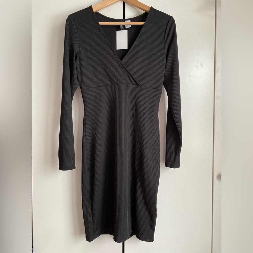 H&M black long-sleeve bodycon dress